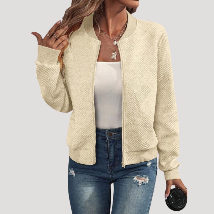 Blouson bomber femme texturé pour look élégant décontracté. Finitions côtelées, mode féminine, style urbain moderne.