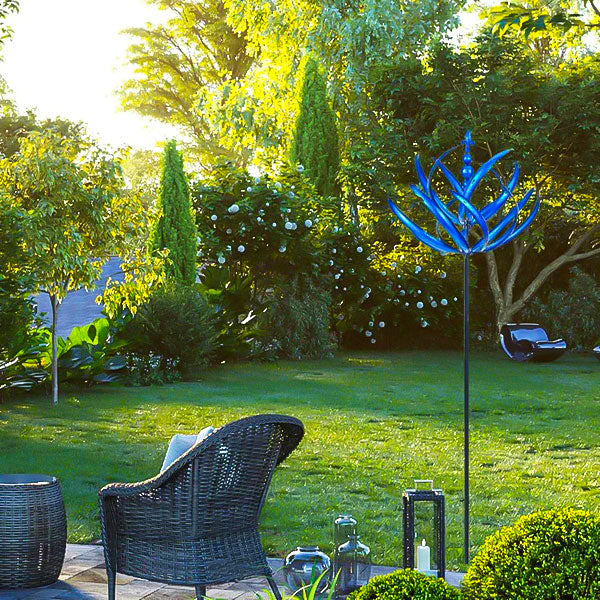 Élégante girouette ornementale en métal pour jardin, touche décorative chic pour l'extérieur.