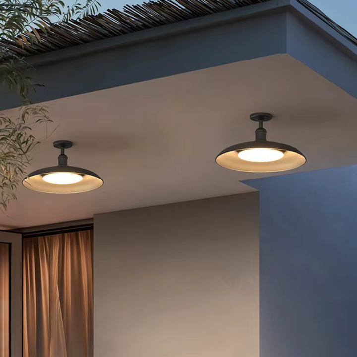 Éclairage de jardin rond noir IP65, plafonnier étanche pour un extérieur lumineux et contemporain.