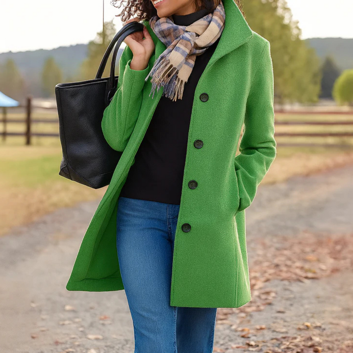 Élégant trench femme, modèle long classique avec boutonnage, parfait pour un look raffiné d'automne.