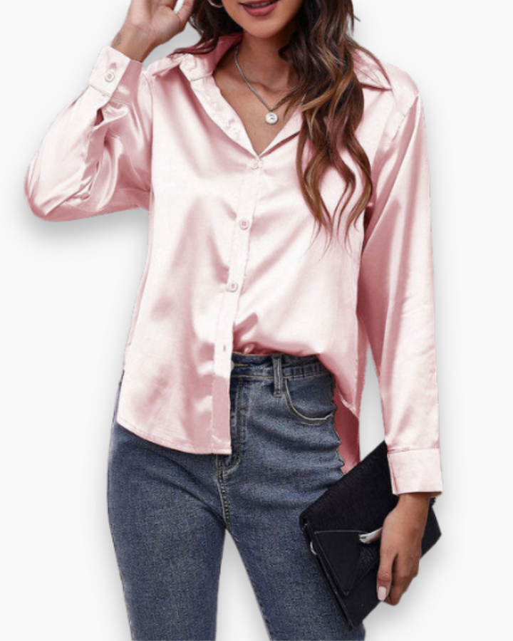 Gros plan sur le tissu d'une blouse femme élégante, douce et agréable, idéale pour la saison estivale.