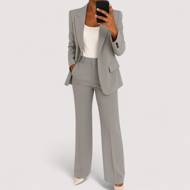 Veste tailleur femme élégante style Alessia, coupe chic pour tenue de bureau moderne. Mode professionnelle.