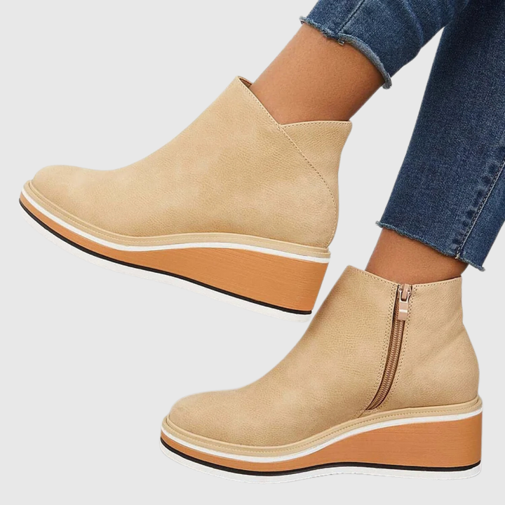 Bottes femme silhouette élancée. Chaussures mode femme bleu nuit, style moderne et raffiné pour la ville.