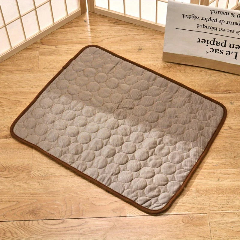 Tapis rafraîchissant en soie glacée pour chien et chat, offrant fraîcheur et confort durant l'été.