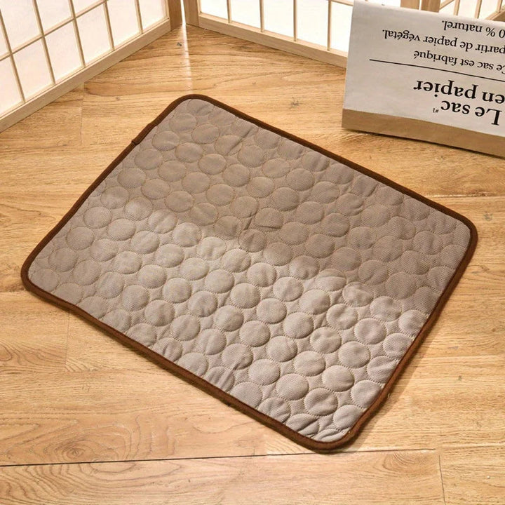 Tapis rafraîchissant en soie glacée pour chien et chat, offrant fraîcheur et confort durant l'été.