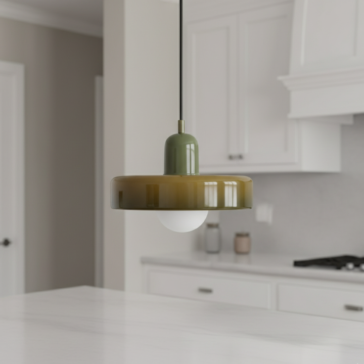 Éclairage de cuisine moderne, suspension Bauhaus en verre coloré et chic.