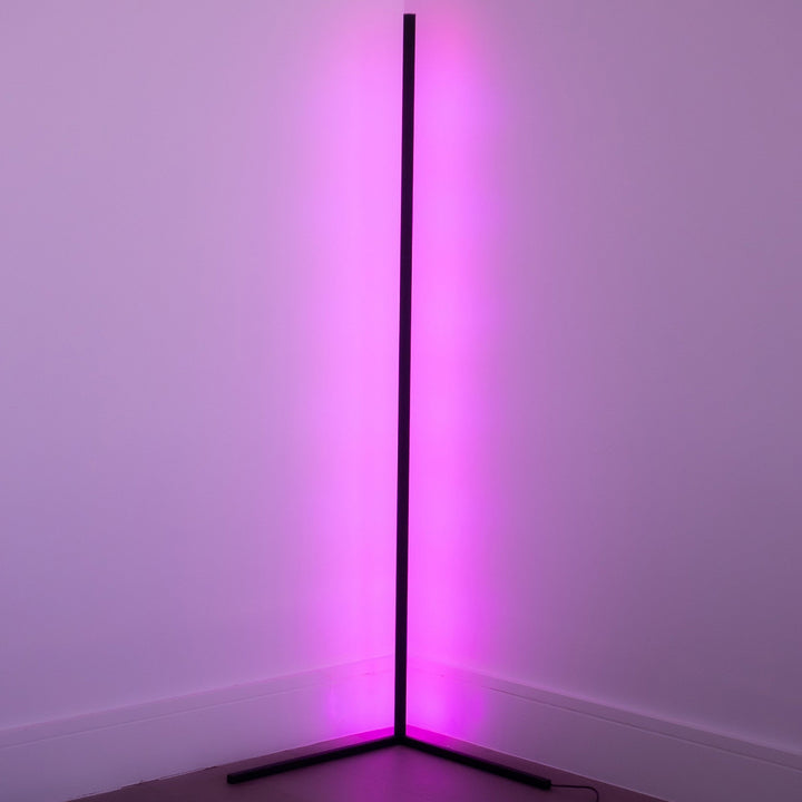Lampe de coin LED moderne et mince, idéale pour éclairage dimmable salon ou chambre.