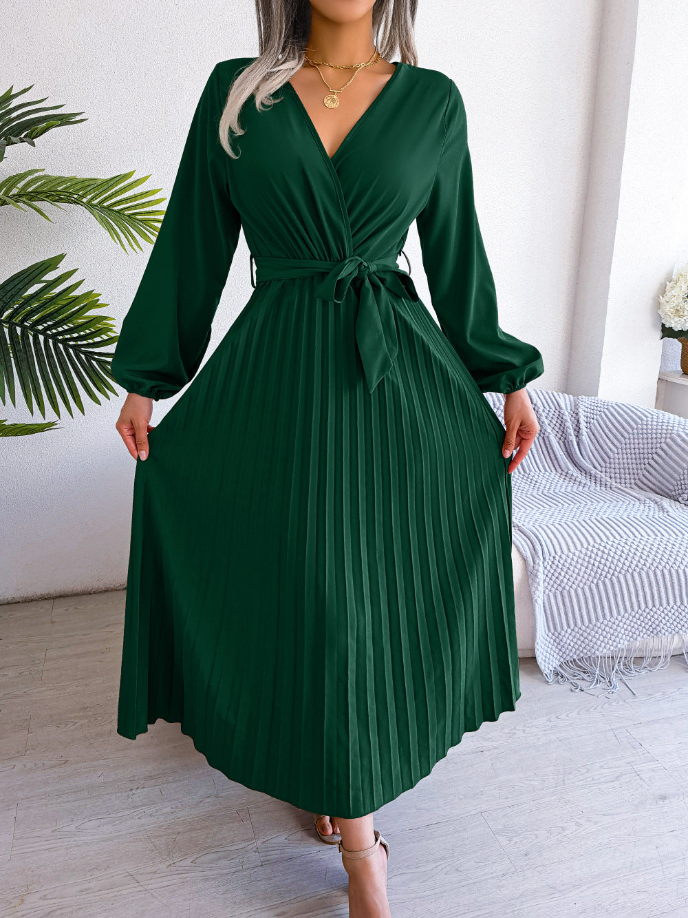Tenue de cérémonie: Robe longue plissée pour femme, coupe fluide et élégante, avec ceinture assortie.