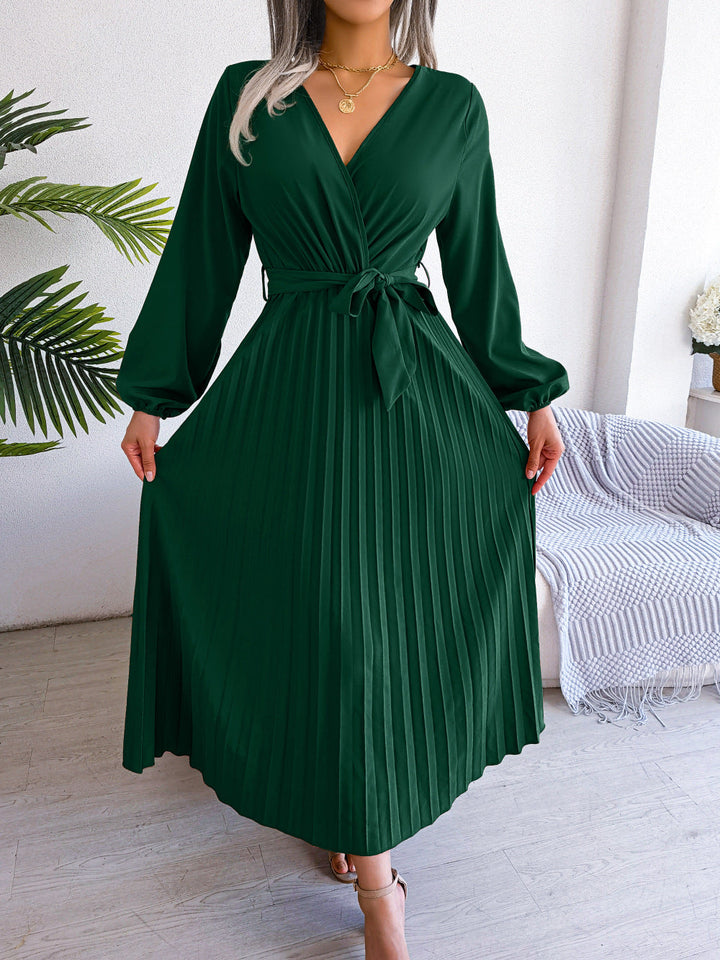 Tenue de cérémonie: Robe longue plissée pour femme, coupe fluide et élégante, avec ceinture assortie.