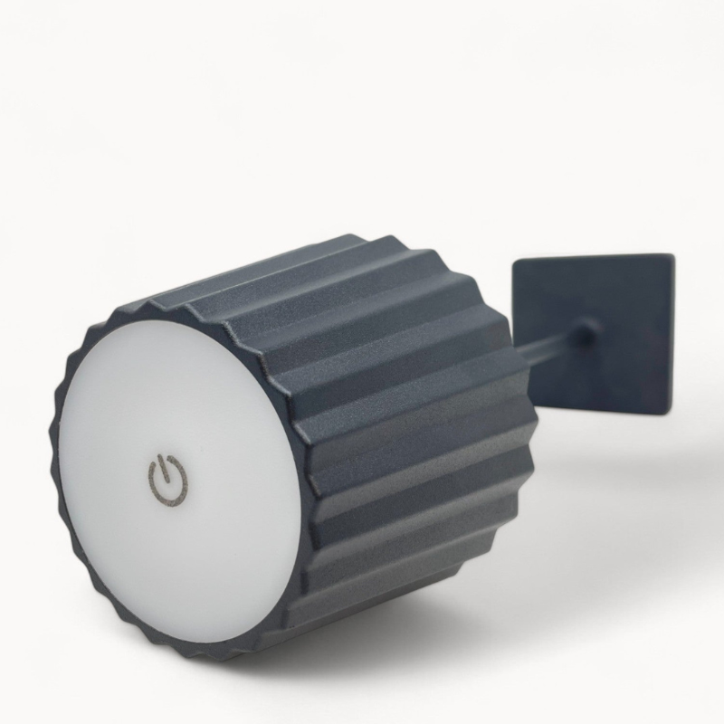 Éclairage réglable de la lampe LED LumiPort, montrant différentes intensités lumineuses, idéale pour l'ambiance.