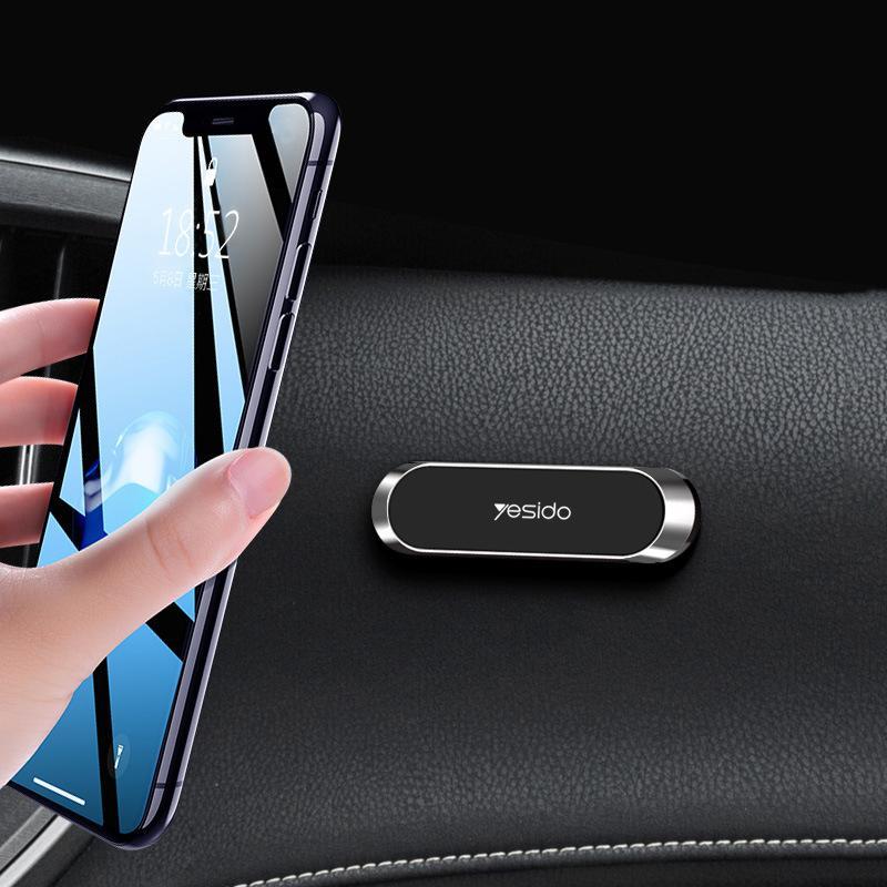 Support magnétique smartphone voiture design moderne, fixation adhésive argent pour tableau de bord.