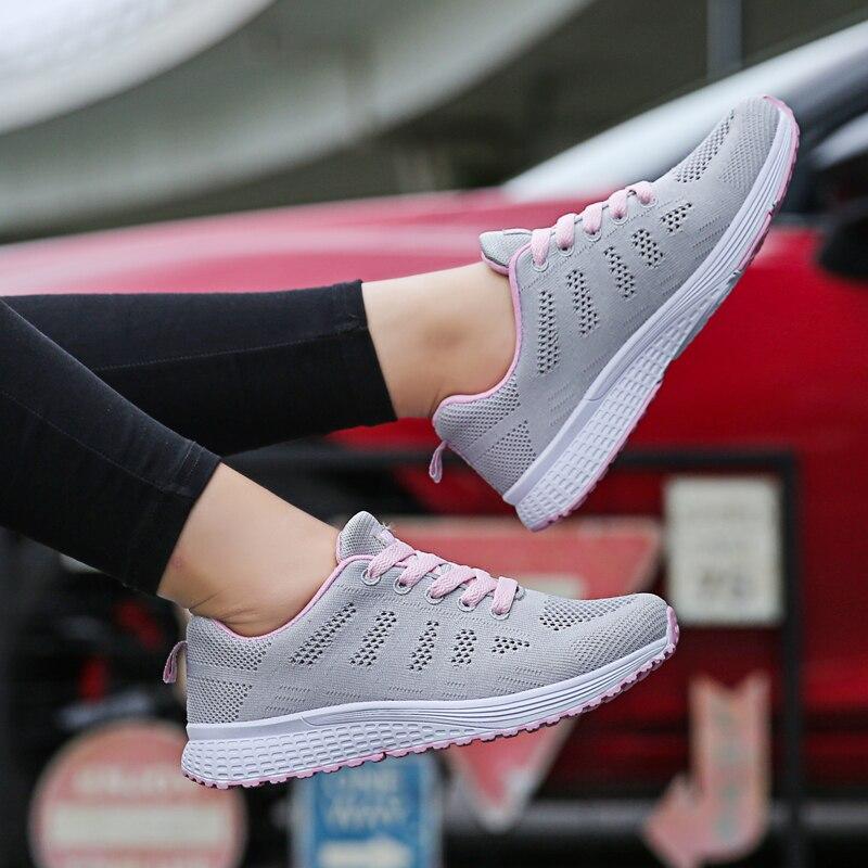 Paire de chaussures de sport femme avec semelle antidérapante pour une meilleure adhérence.