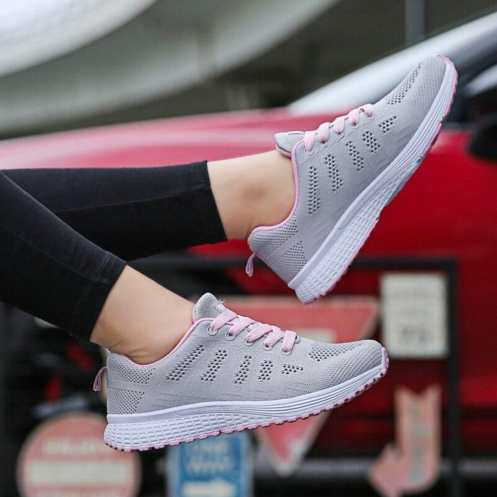 Paire de chaussures de sport femme avec semelle antidérapante pour une meilleure adhérence.
