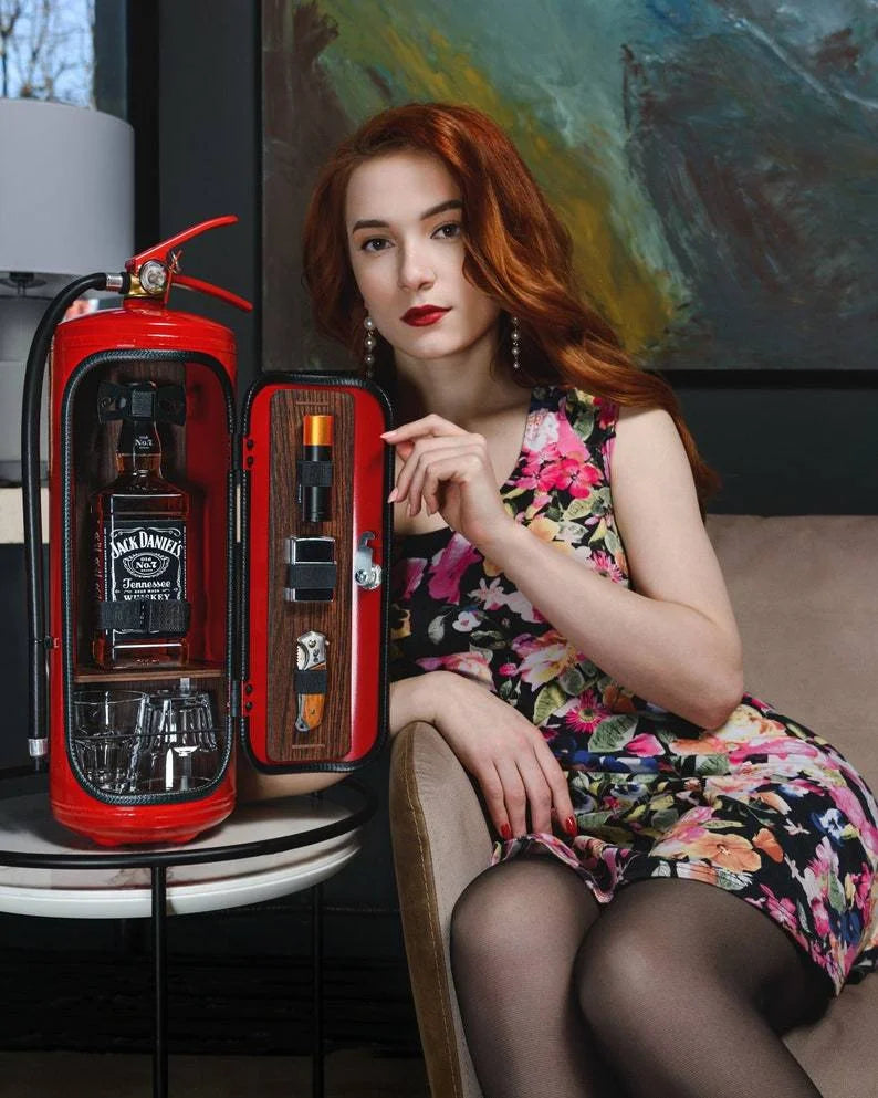 Minibar original en forme d'extincteur rouge, idéal pour cacher vos bouteilles et spiritueux.