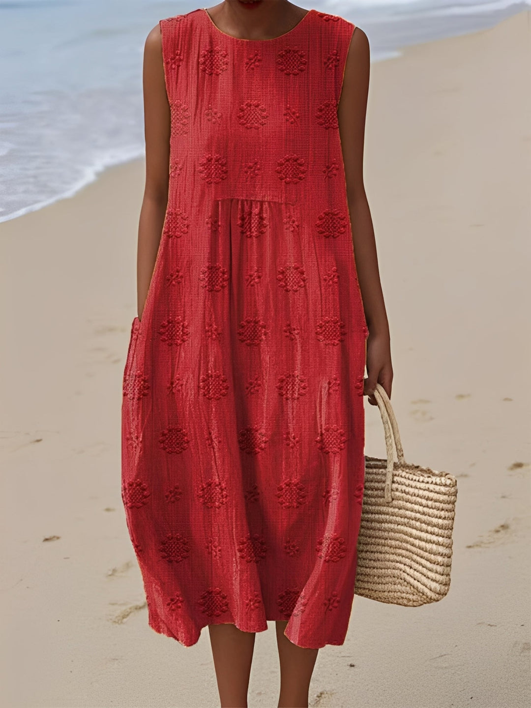 Modèle portant une robe midi femme sans manches à motifs. Look d'été décontracté et chic, très confortable.
