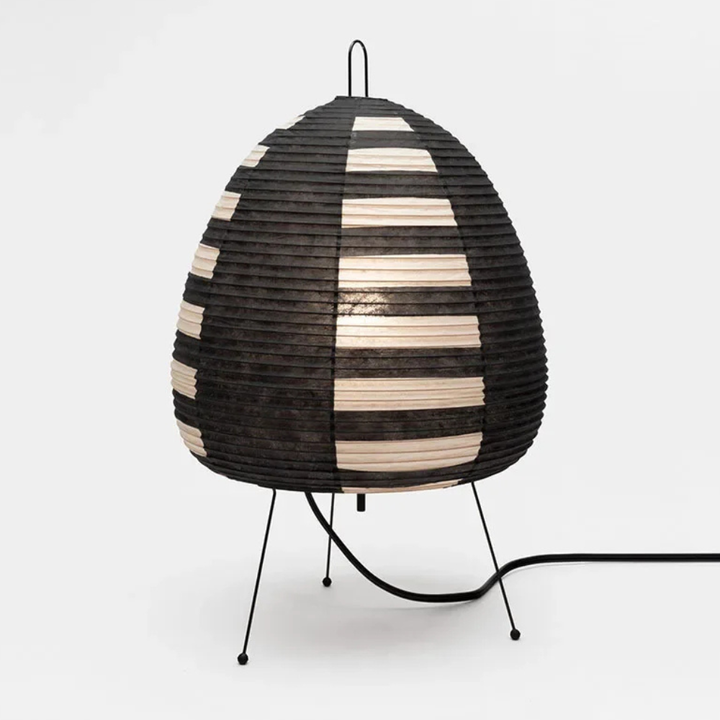 Petite lampe de table Wabi-Sabi en papier de riz, pour une touche zen discrète.