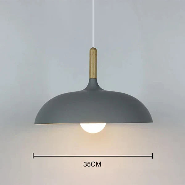 Magnifique suspension LED en chêne scandinave, un élément de décoration intérieure lumineux.