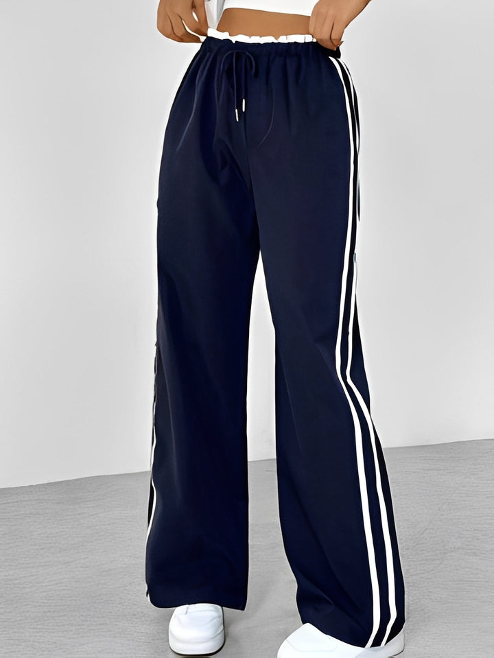 Pantalon femme streetwear coupe droite décontractée, confort et style pour la mode urbaine.
