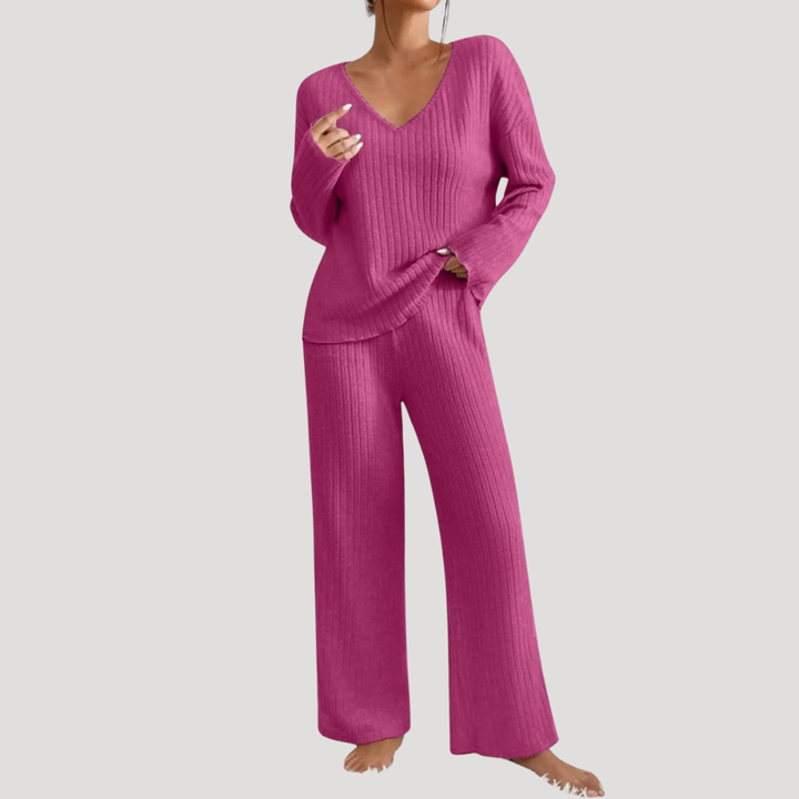 Ensemble coordonné femme en maille, alliant col V et pantalon large pour un confort optimal.