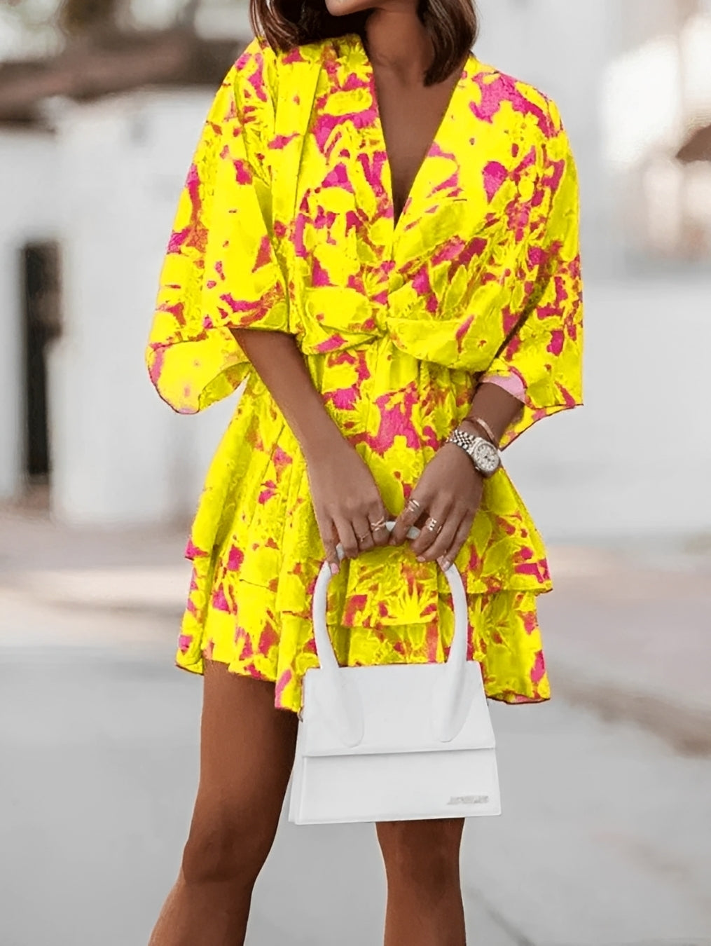 Robe femme estivale, coupe mini et tissu fluide, pour une élégance décontractée sous le soleil.