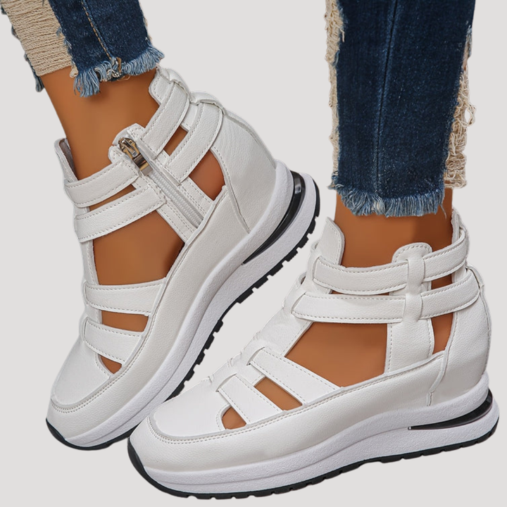 Sandales compensées ajourées femme, avec design à brides, offrant confort et look moderne pour toutes occasions.
