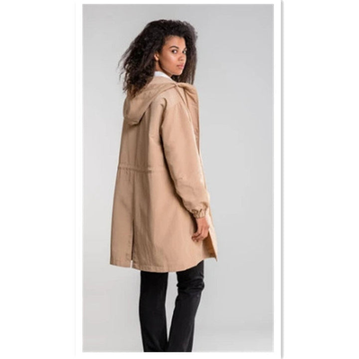 Imperméable femme chic, design élégant et moderne, idéal pour un look sophistiqué sous la pluie.