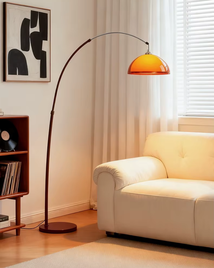 Lumière douce diffusée par le lampadaire arc Ventoro, accentuant le décor moderne du salon.