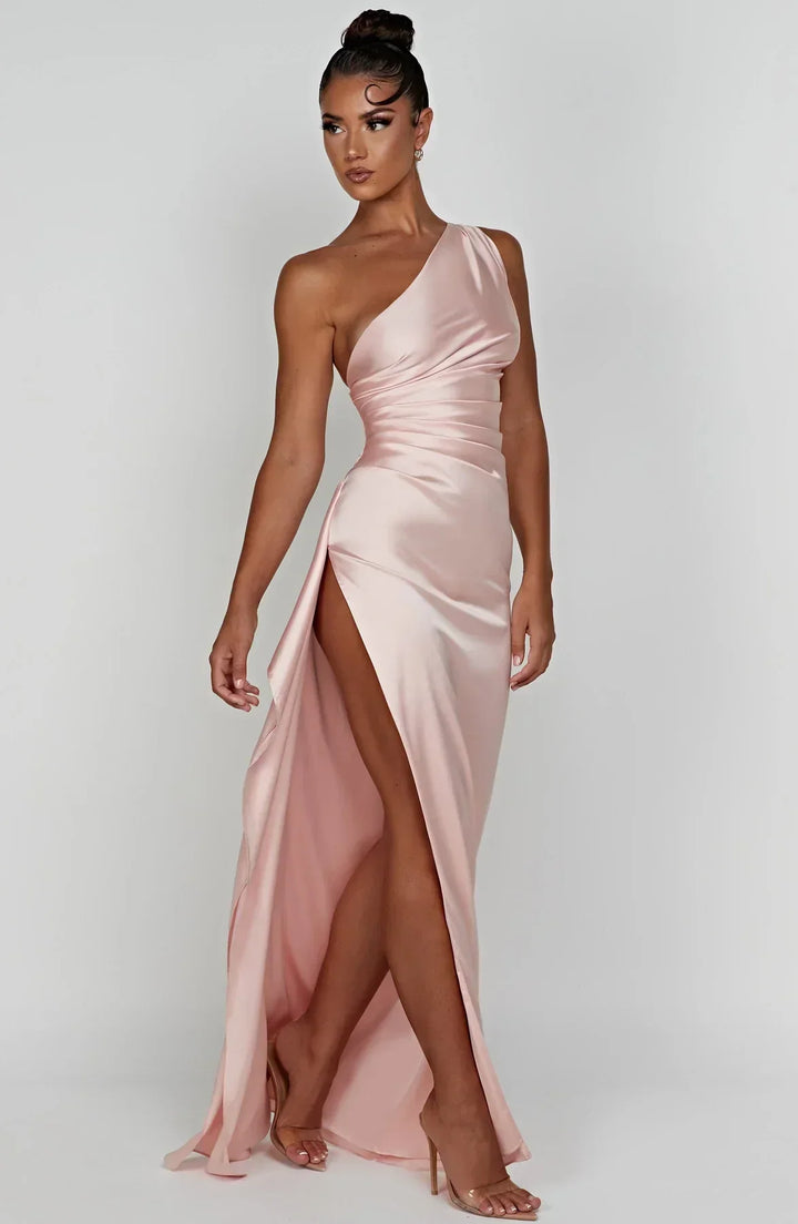 Robe pour femmes, satinée, asymétrique fendue, pour un style sophistiqué.