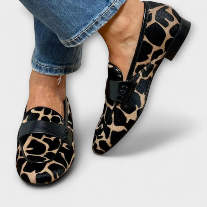 Loafers femme style moderne avec imprimé animal. Mocassins élégants et confortables pour mode féminine.