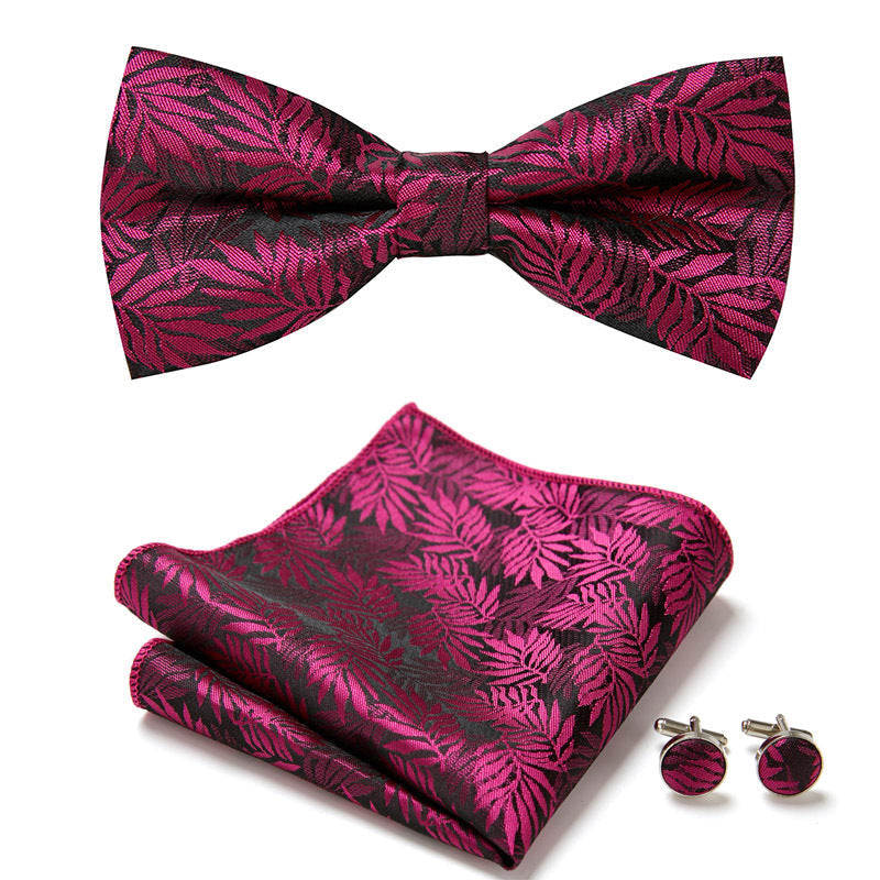 Accessoires de costume homme : nœud papillon, pochette, boutons de manchette à motifs variés.