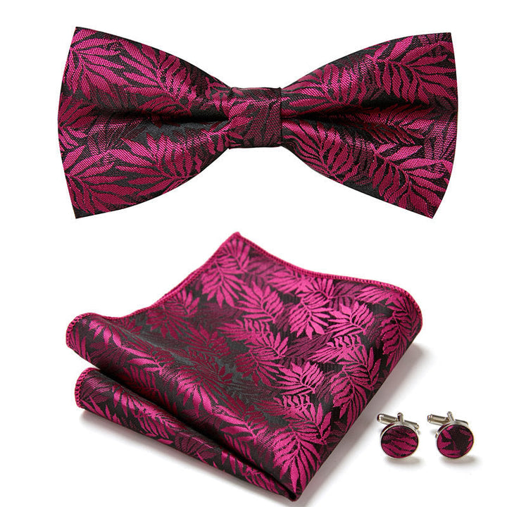 Accessoires de costume homme : nœud papillon, pochette, boutons de manchette à motifs variés.