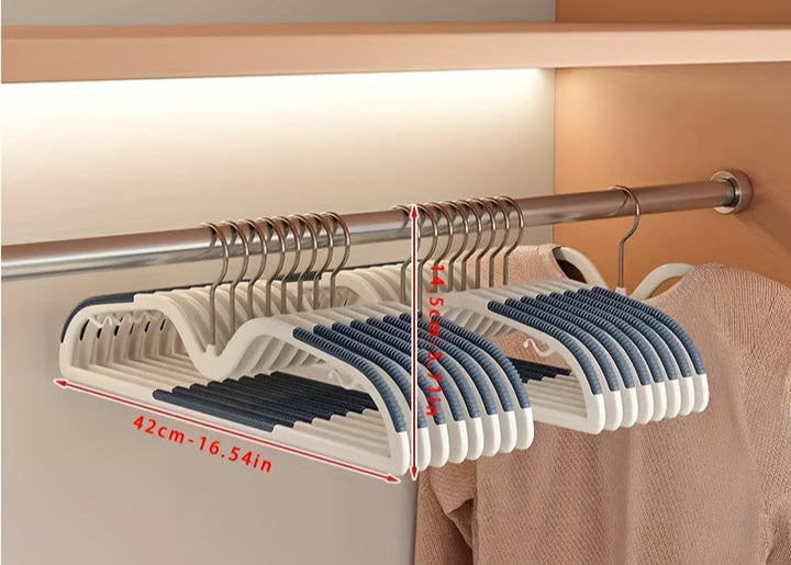 Lot de cintres courts colorés (gris, blanc, orange), antidérapants et pivotants, pour organisation dressing.