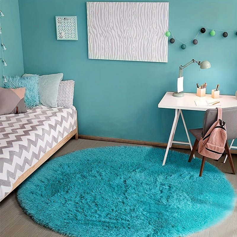 Tapis rond Clouda moelleux gris pour salon moderne, doux et confortable.