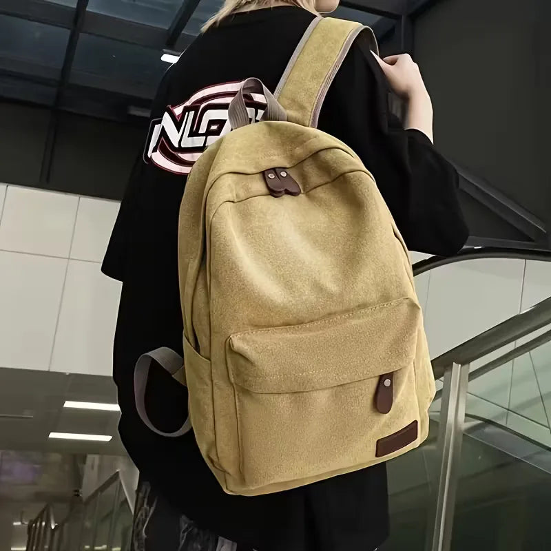 Sac à dos homme en canvas kaki, parfait pour voyage et organisation, style décontracté chic.