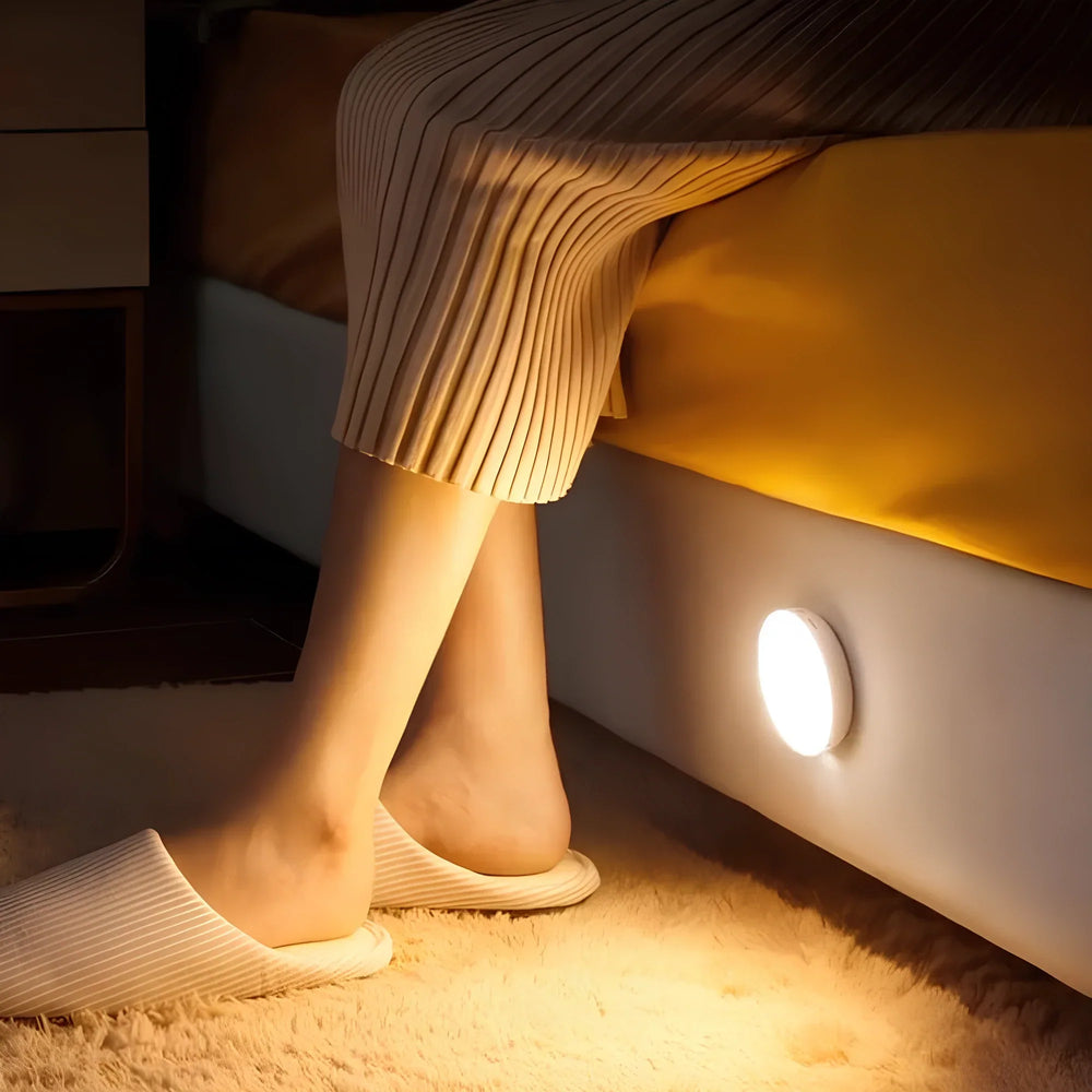 Veilleuse LED rechargeable avec capteur de mouvement, installation facile pour escalier et ambiance.