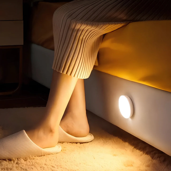Veilleuse LED rechargeable avec capteur de mouvement, installation facile pour escalier et ambiance.