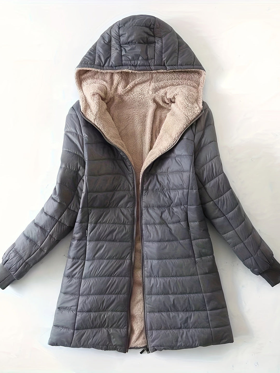 Élégant manteau long femme imperméable, coupe droite et matelassé, parfait pour un look hivernal raffiné.