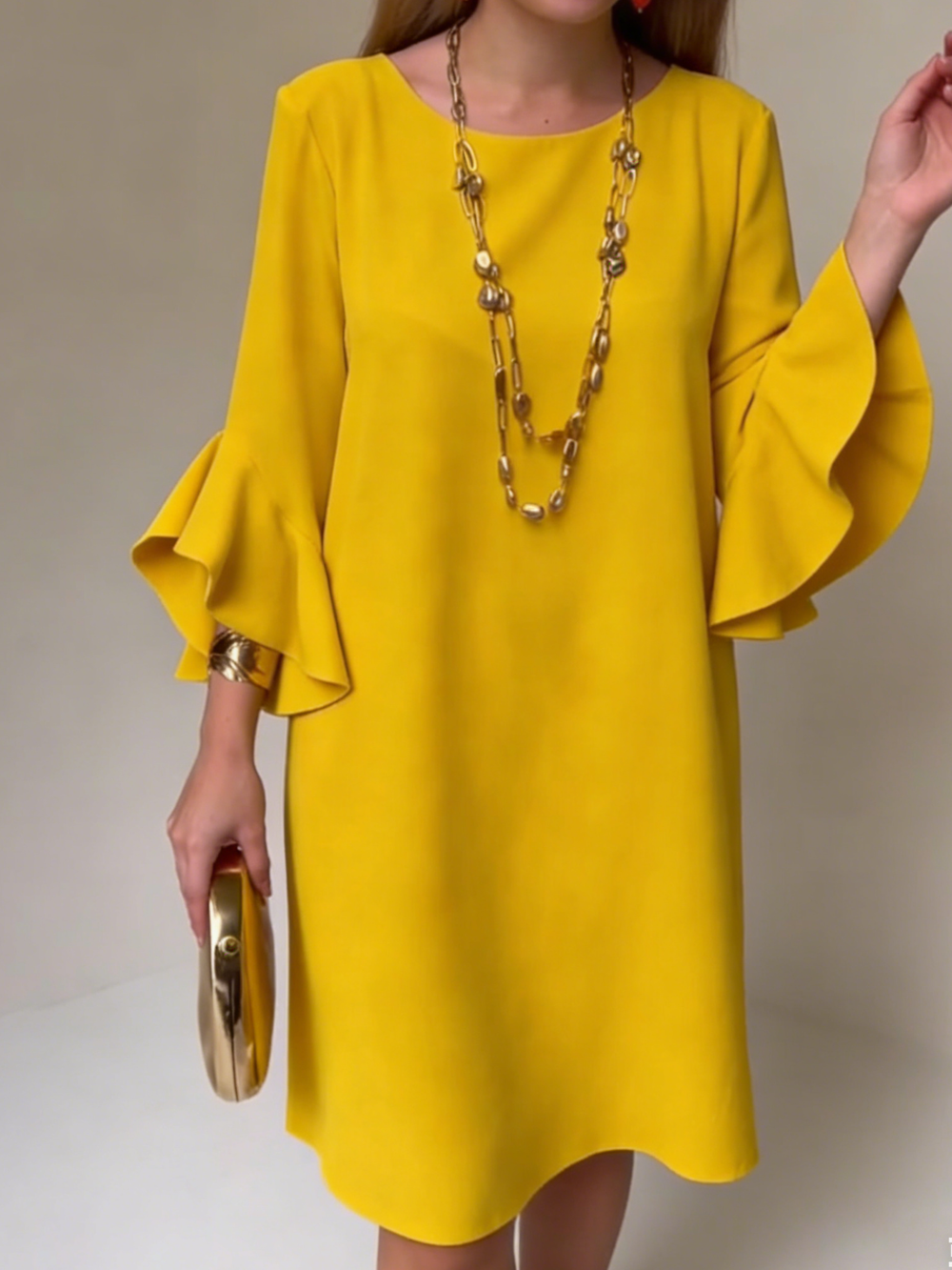 Magnifique robe fluide femme avec manches volantées. Idéale pour un look chic et ample en été/printemps.