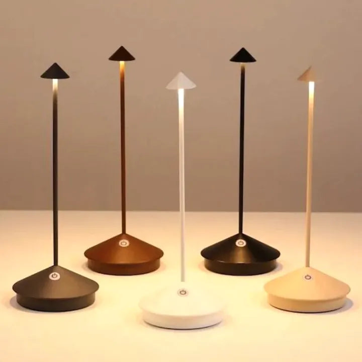 Lampe LED polyvalente, intérieur/extérieur. Sans fil, offre un éclairage pratique et stylé.