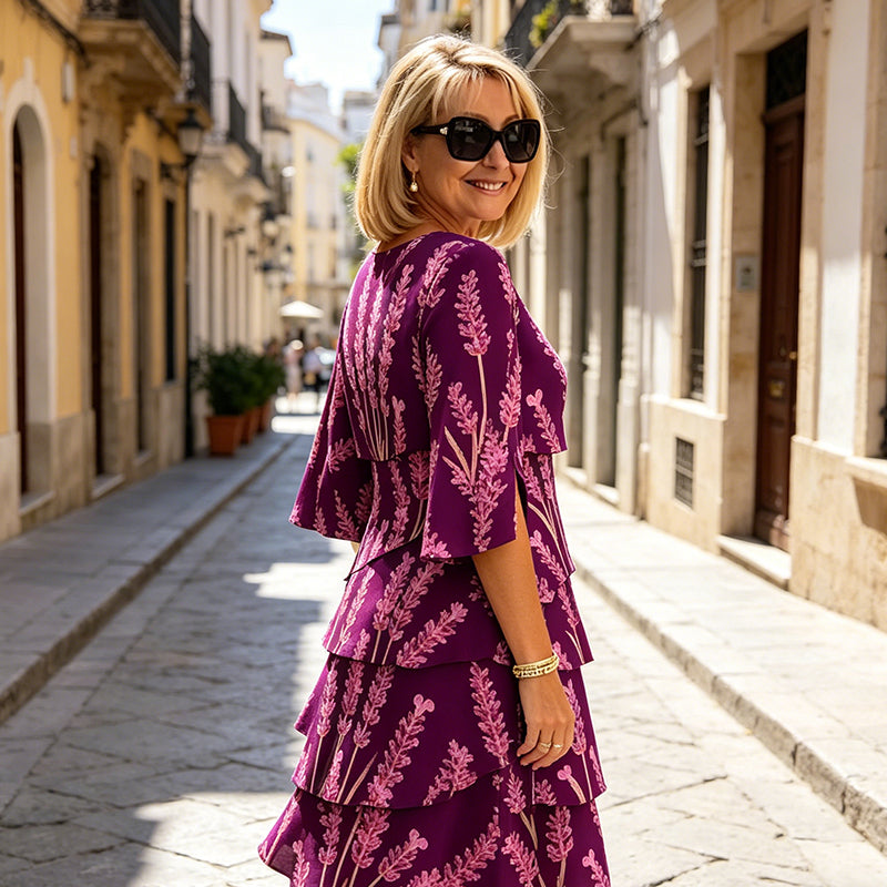 Robe midi lavande imprimé floral pour femme, détails volants et manches fendues. Tendance été.