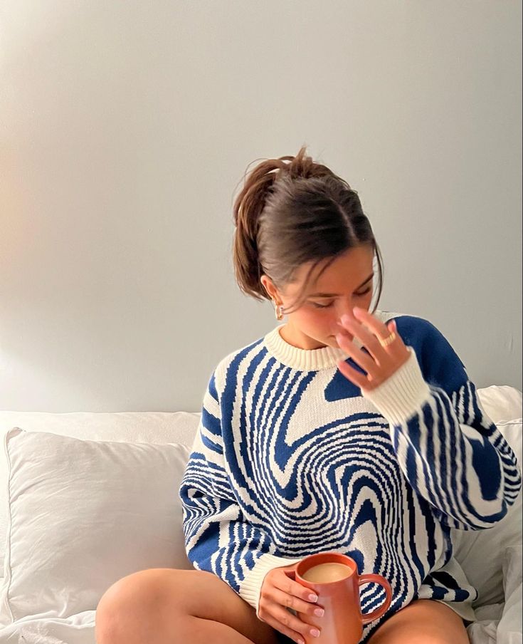 Pull unisexe tricoté à motif tourbillon abstrait, idéal mode décontractée, confortable pour l'hiver et l'automne.
