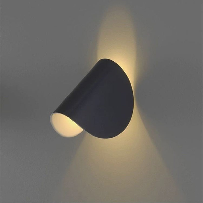 Luminaire mural LED polyvalent, offrant un éclairage coloré et moderne pour divers styles d'intérieurs.