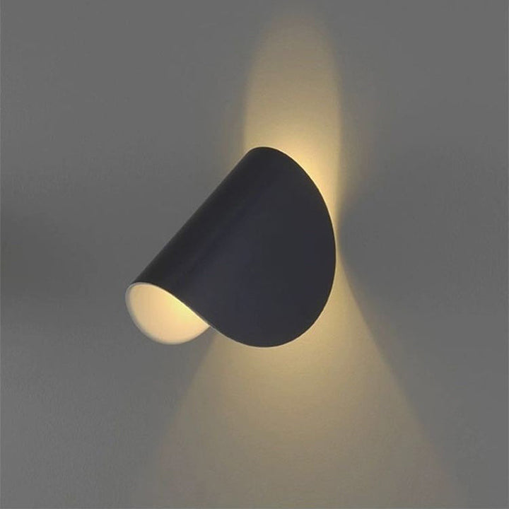 Luminaire mural LED polyvalent, offrant un éclairage coloré et moderne pour divers styles d'intérieurs.