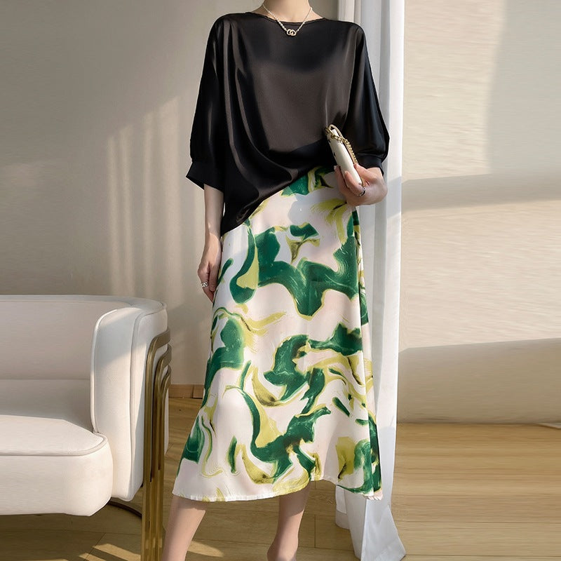 Haut femme chic et léger à manches courtes, col rond fluide, parfait pour la mode décontractée printemps-été.