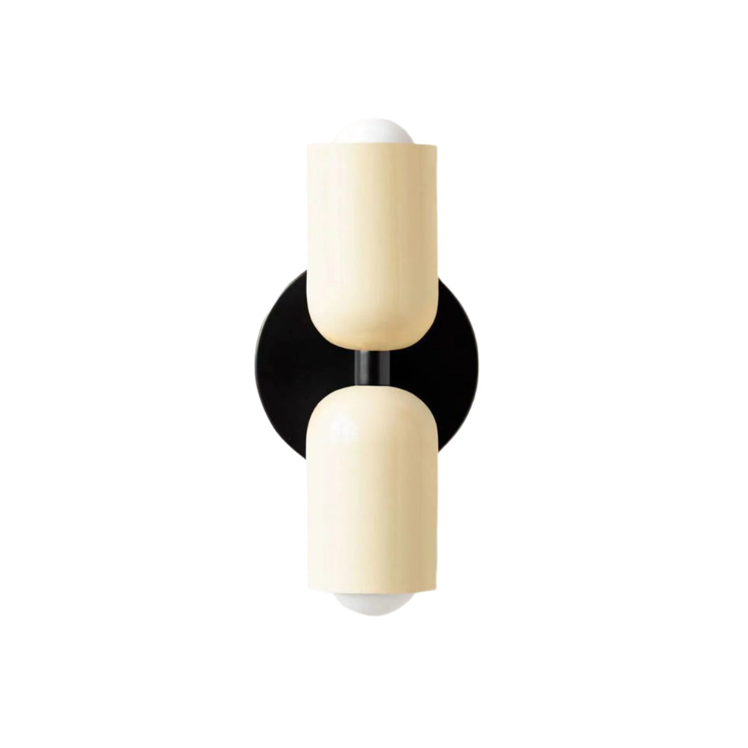 Lampe murale LED intérieure, design épuré et moderne, s'intègre harmonieusement à tout décor.