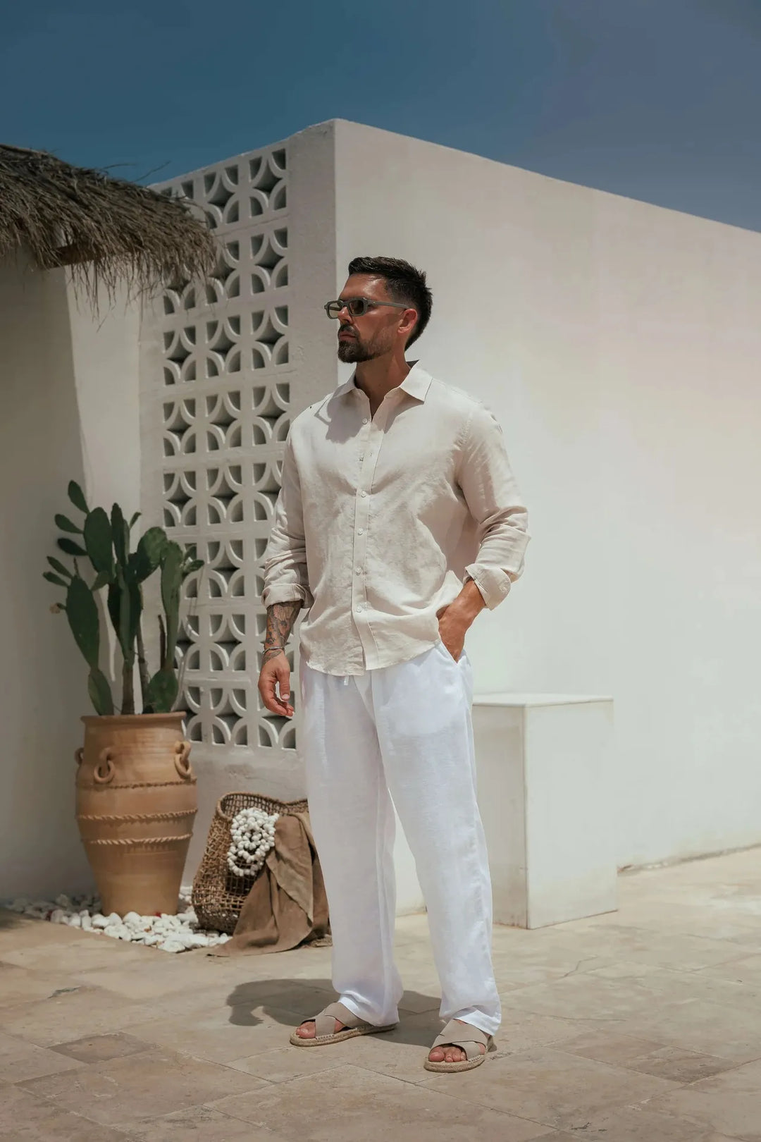 Chemise polyvalente pour homme, à manches longues, idéale pour un style décontracté moderne et confortable.