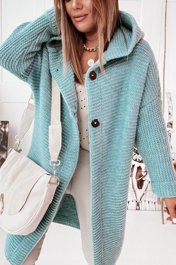 Cardigan à capuche boutonné femme, doux et élégant pour la mode hivernale décontractée.