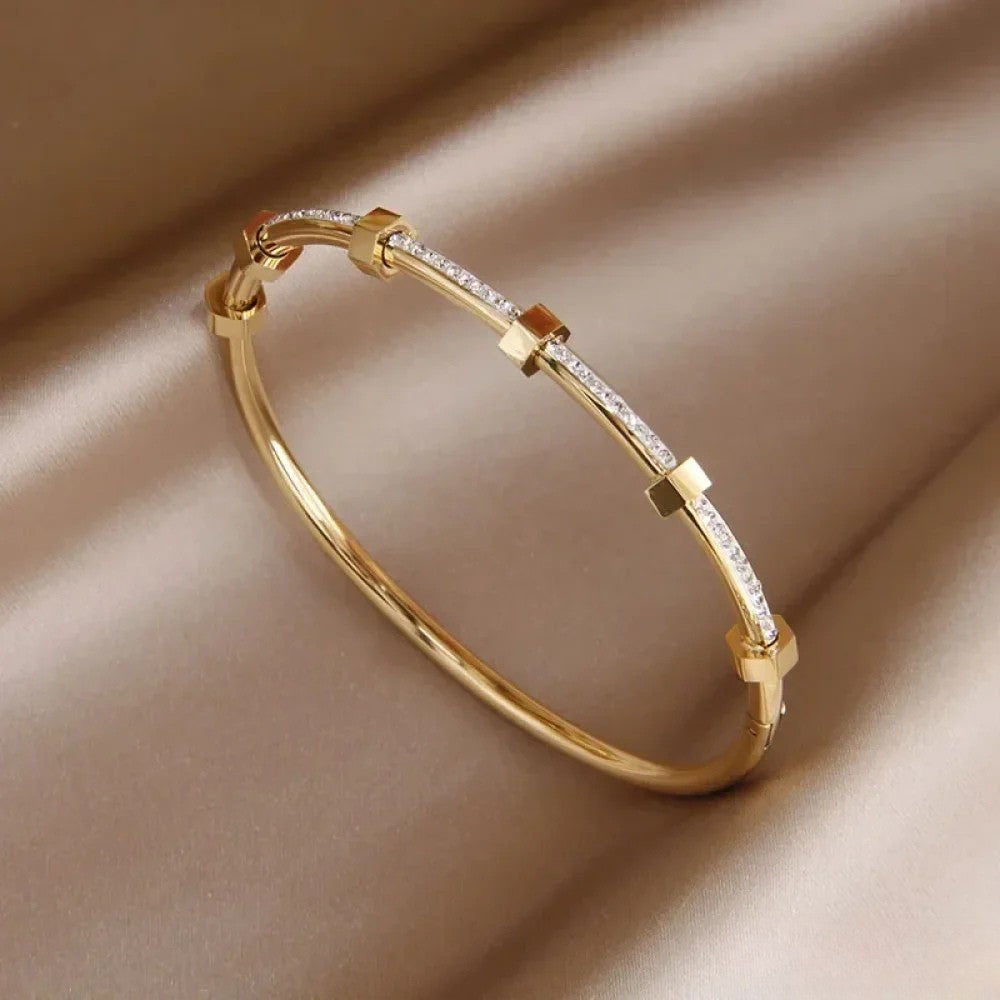 Bracelet doré élégant et raffiné pour femme, design léger, parfait accessoire de mode et bijou cadeau.