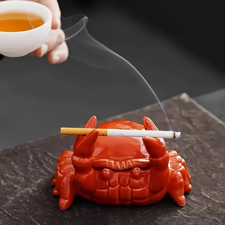 Cendrier fantaisie crabe en céramique, objet de décoration original pour intérieur moderne.