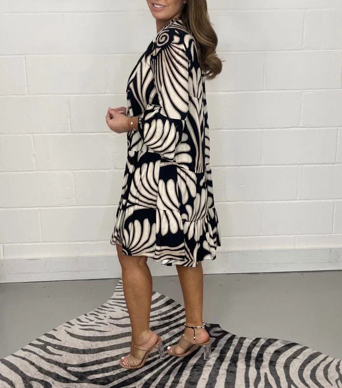 Robe femme mini imprimée, style chemise, polyvalente pour mode décontractée ou look quotidien.
